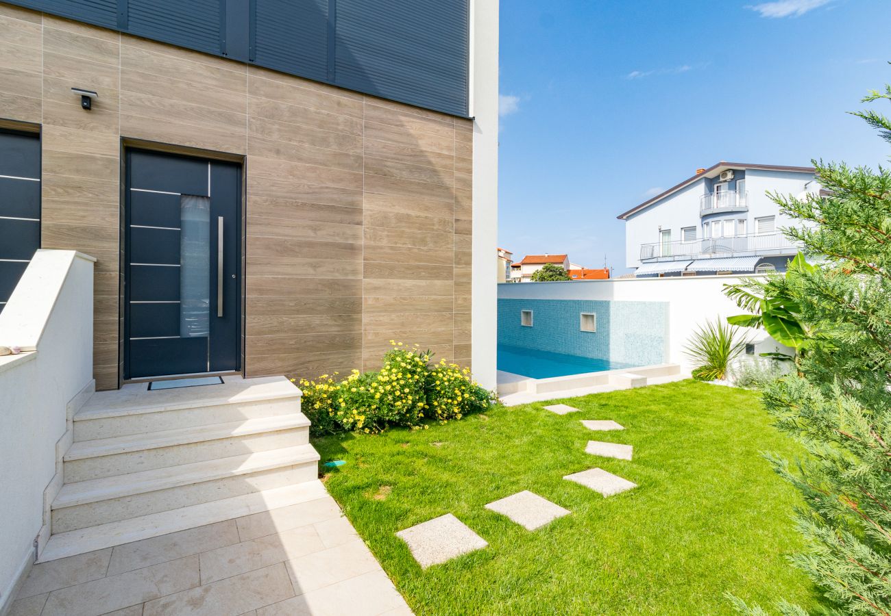 Вилла на Fažana - Villa Elena Deluxe in Fažana for 8 people with whirlpool, kids playground & private pool only 400 m from the beach