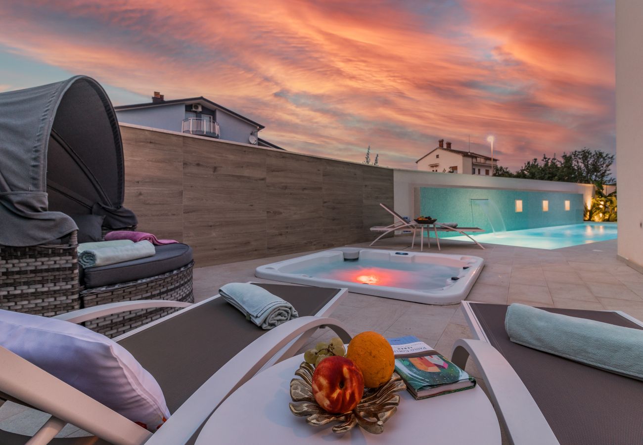 Вилла на Fažana - Villa Elena Deluxe in Fažana for 8 people with whirlpool, kids playground & private pool only 400 m from the beach