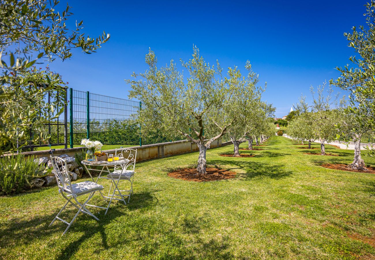 Вилла на Krancici - Villa Silvia near Poreč for 10 people with infinity pool and large playground