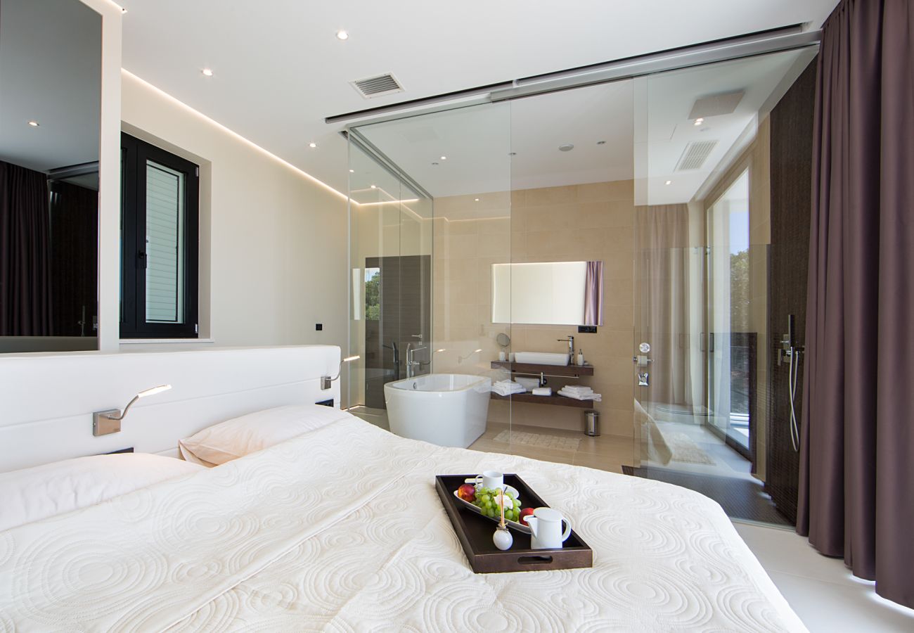 Вилла на Vrsar - Luxury Villa La Reina for 10 people only 20 meters from the sea with wellness & heated pool near Poreč