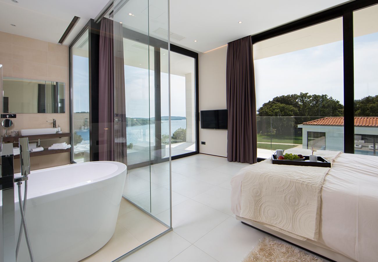 Вилла на Vrsar - Luxury Villa La Reina for 10 people only 20 meters from the sea with wellness & heated pool near Poreč