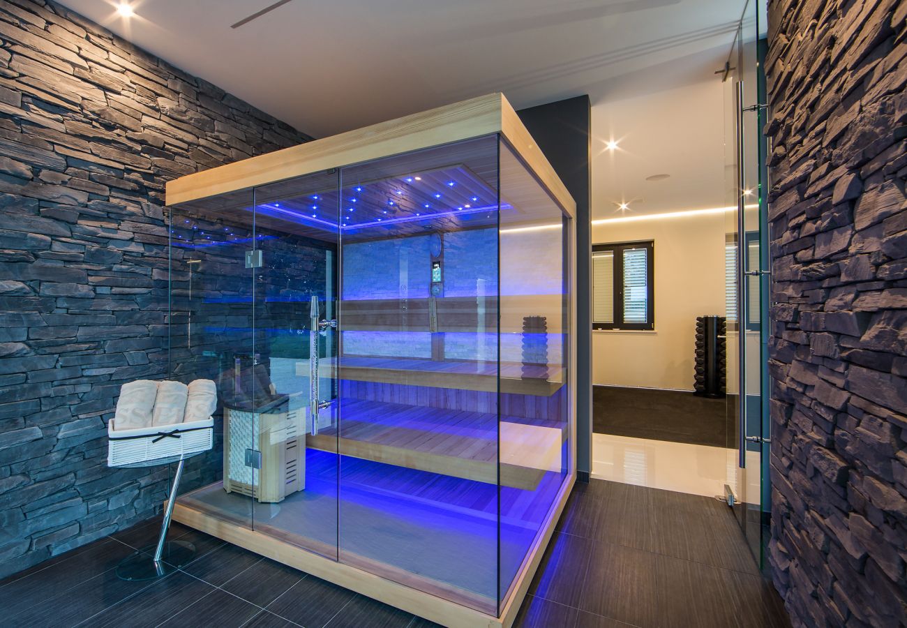 Вилла на Vrsar - Luxury Villa La Reina for 10 people only 20 meters from the sea with wellness & heated pool near Poreč