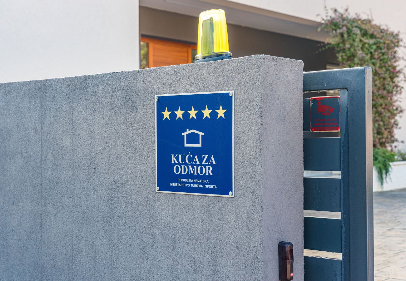 Вилла на Nedešcina - Villa Valpinia for 8 people in Labin - Rabac with 40 m2 heated pool, indoor jacuzzi & sauna