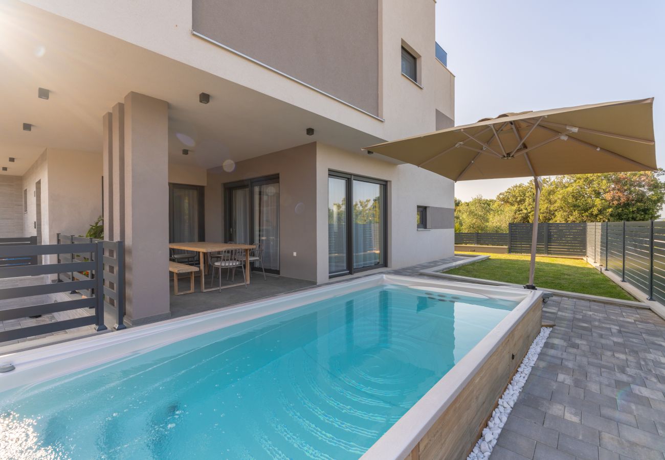 Вилла на Štinjan - Villa Loreta near Fažana for 7 + 1 people with luxury private jacuzzi only 600 meters from sea