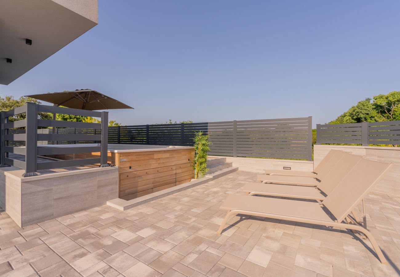 Вилла на Štinjan - Villa Loreta near Fažana for 7 + 1 people with luxury private jacuzzi only 600 meters from sea