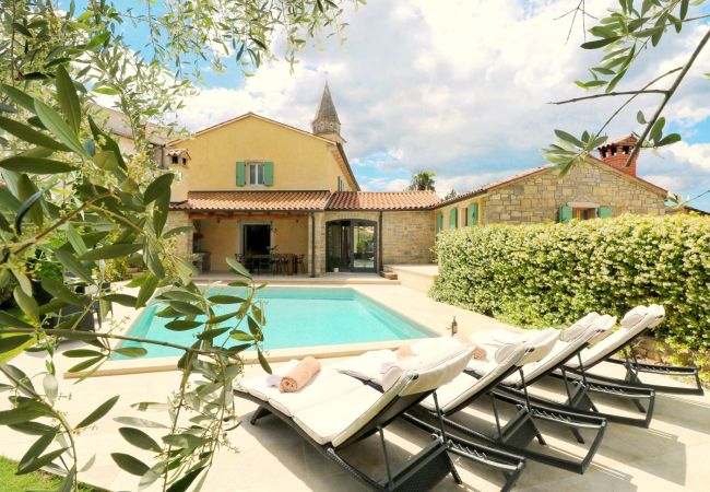  на Kaldir - Villa Benvenuti near Motovun for 8 people - pet friendly with salt - water pool