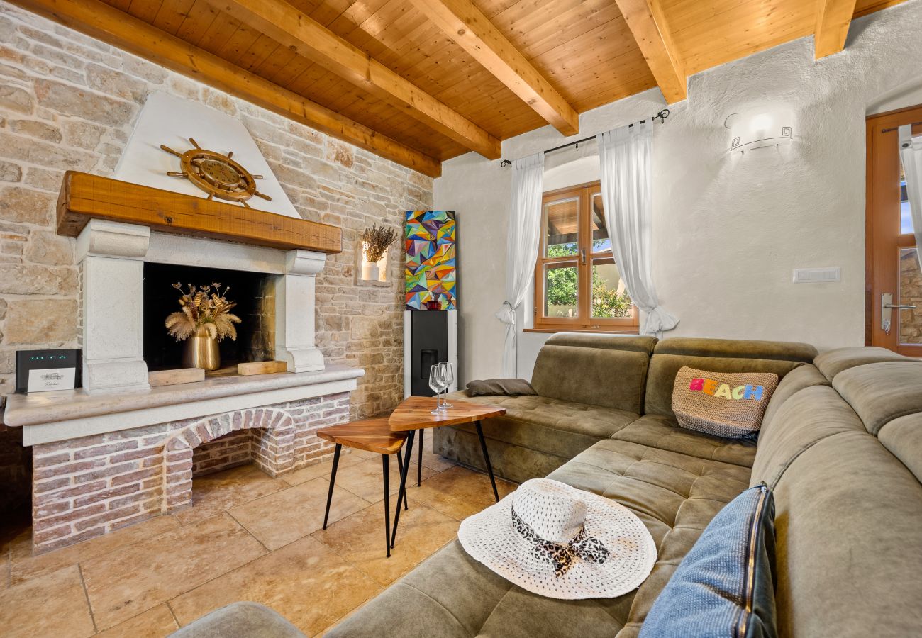 Вилла на Divšici - Villa Boduleri for 9 people in Central Istria with private pool & children playground 