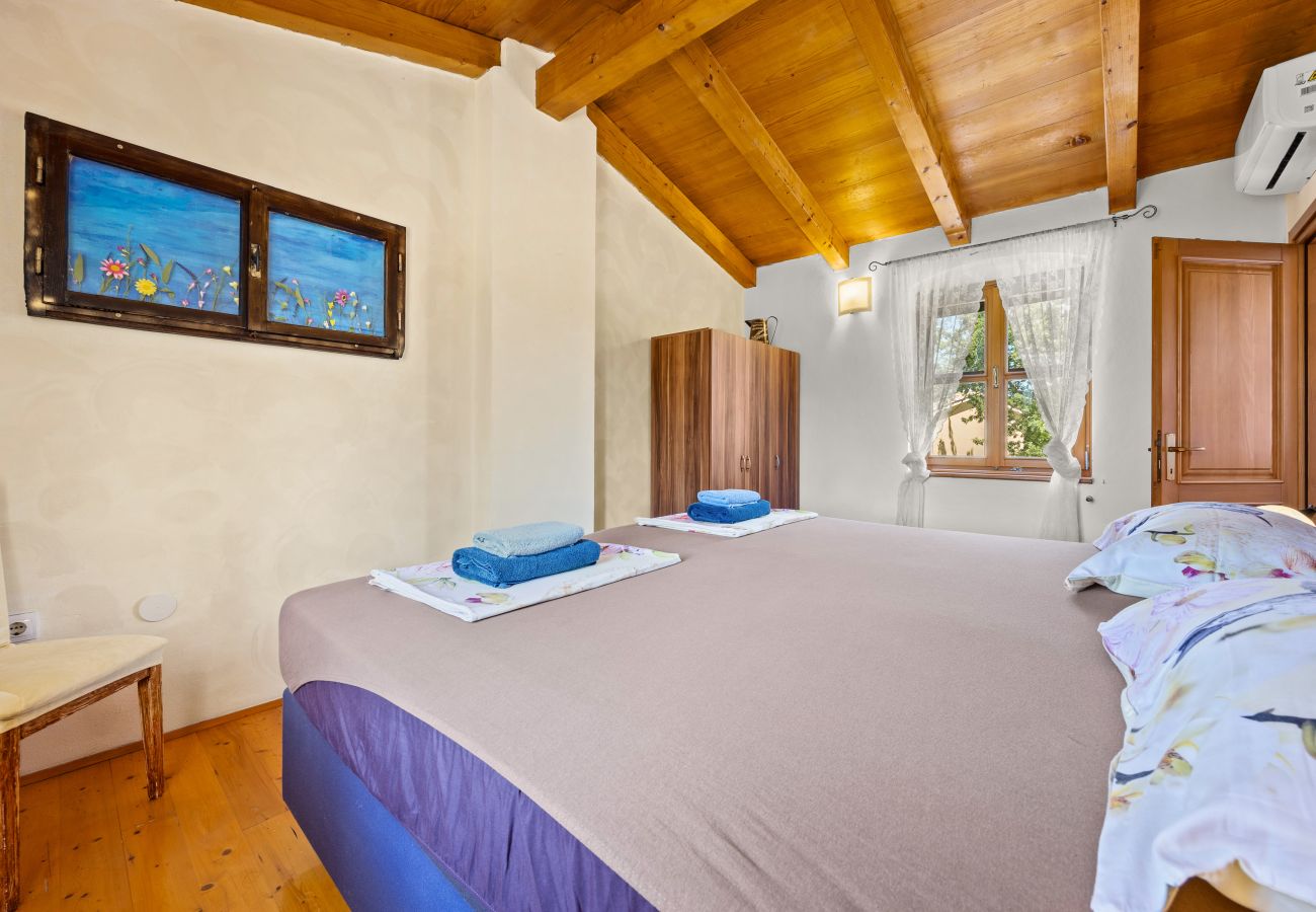 Вилла на Divšici - Villa Boduleri for 9 people in Central Istria with private pool & children playground 