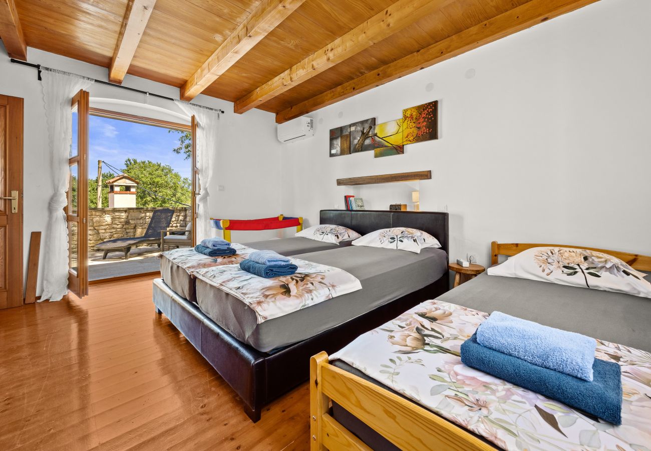 Вилла на Divšici - Villa Boduleri for 9 people in Central Istria with private pool & children playground 