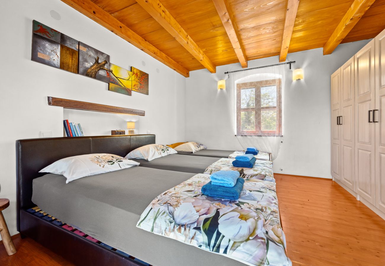 Вилла на Divšici - Villa Boduleri for 9 people in Central Istria with private pool & children playground 
