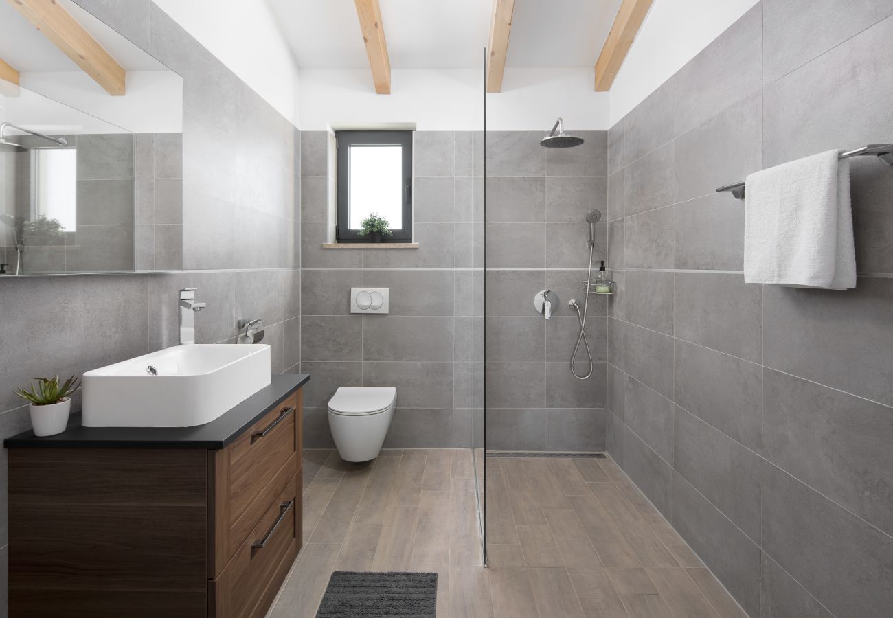 Вилла на Divšici - Villa Korat for 8 people in Central Istria with 49 m2 pool, sauna & children playground