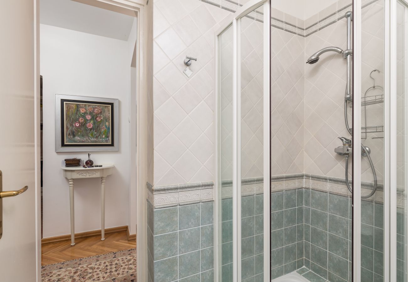 Вилла на Umag - Villa Magnolia in Umag for 10 persons - beachfront - with sea view, jacuzzi and fitness area