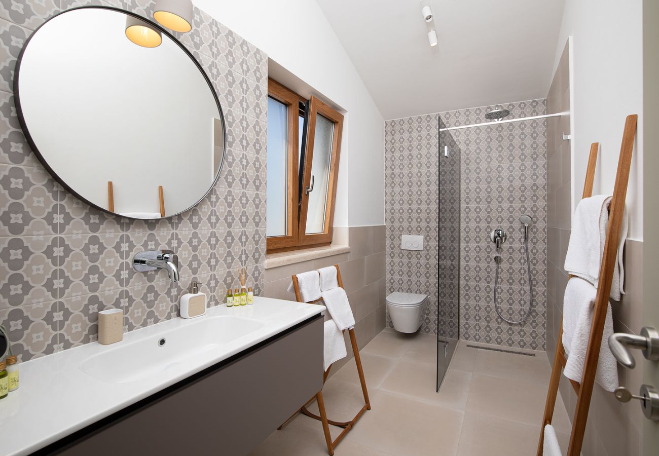 Вилла на Šišan - Casa Ginetto for 8 people near Pula with infinity 45 m2 and extra kids pool & large garden