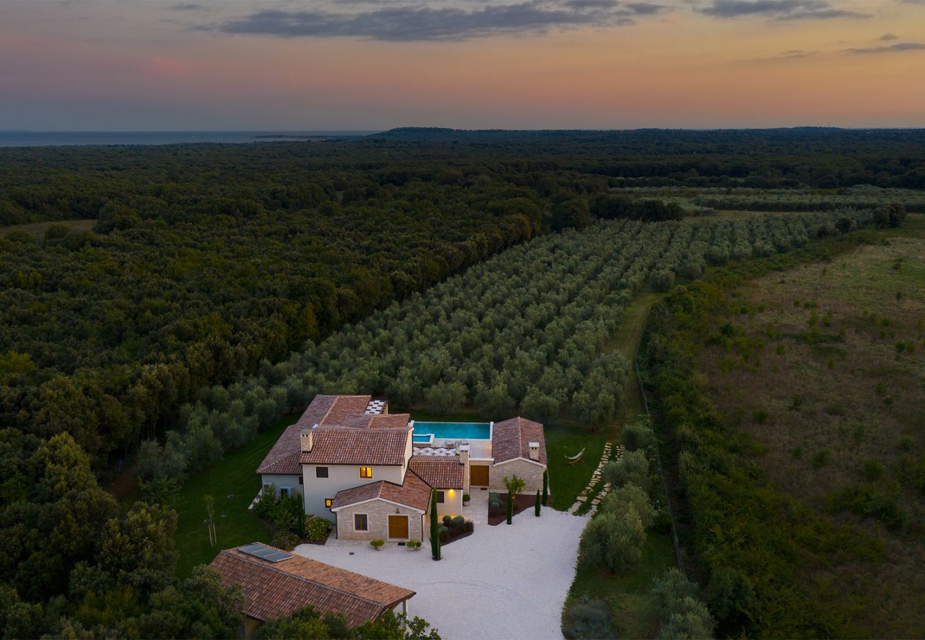 Вилла на Šišan - Casa Ginetto for 8 people near Pula with infinity 45 m2 and extra kids pool & large garden