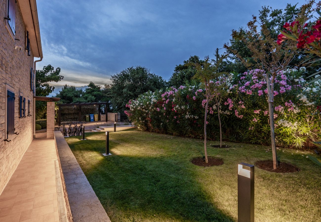 Вилла на Višnjan - Villa Sterpazzi for 8 people near Poreč with 38 m2 heated pool, sea view & wellness