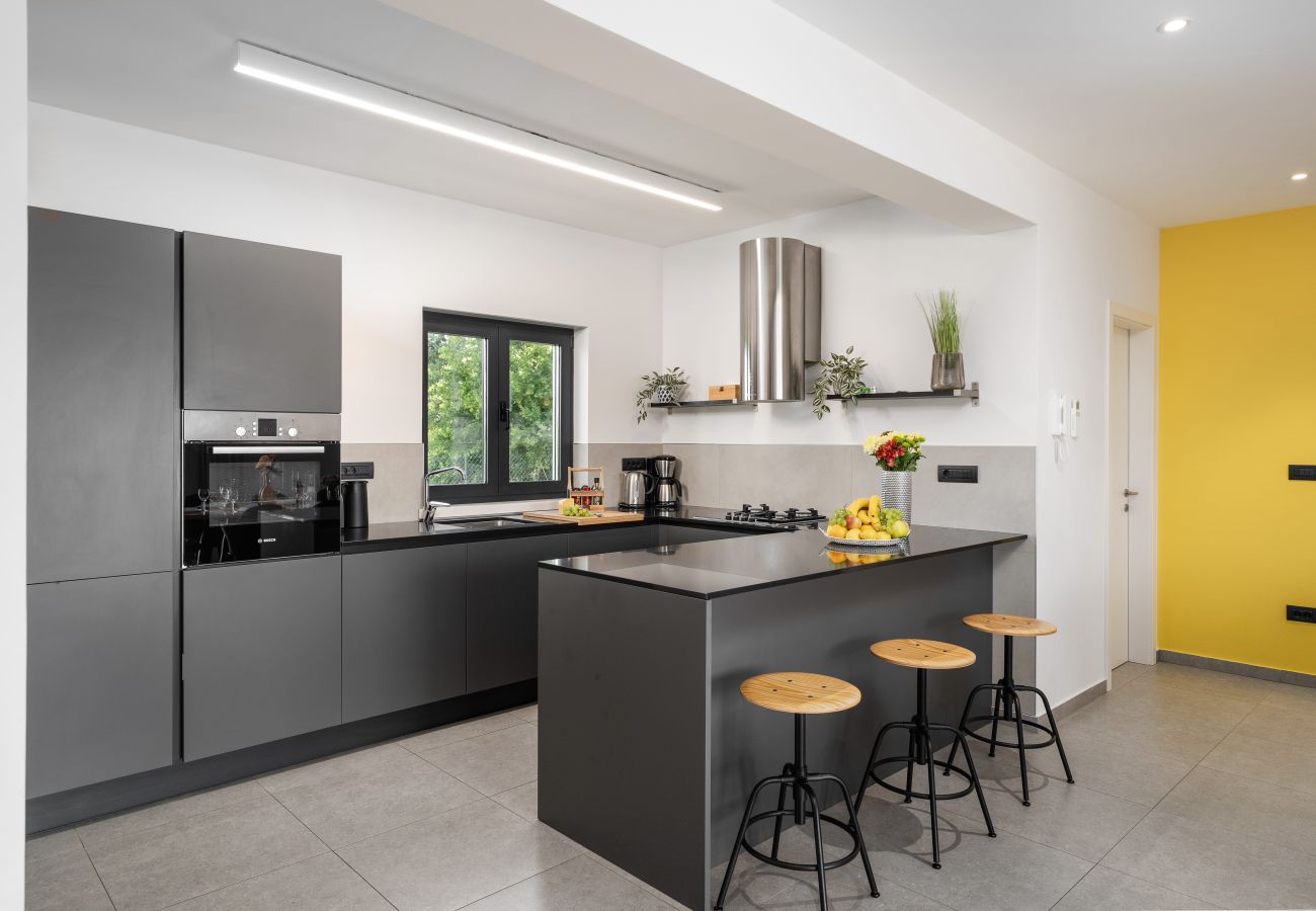 Вилла на Varvari - Villa Anni for 10 people in Porec with heated pool, sea view & kids room and playground