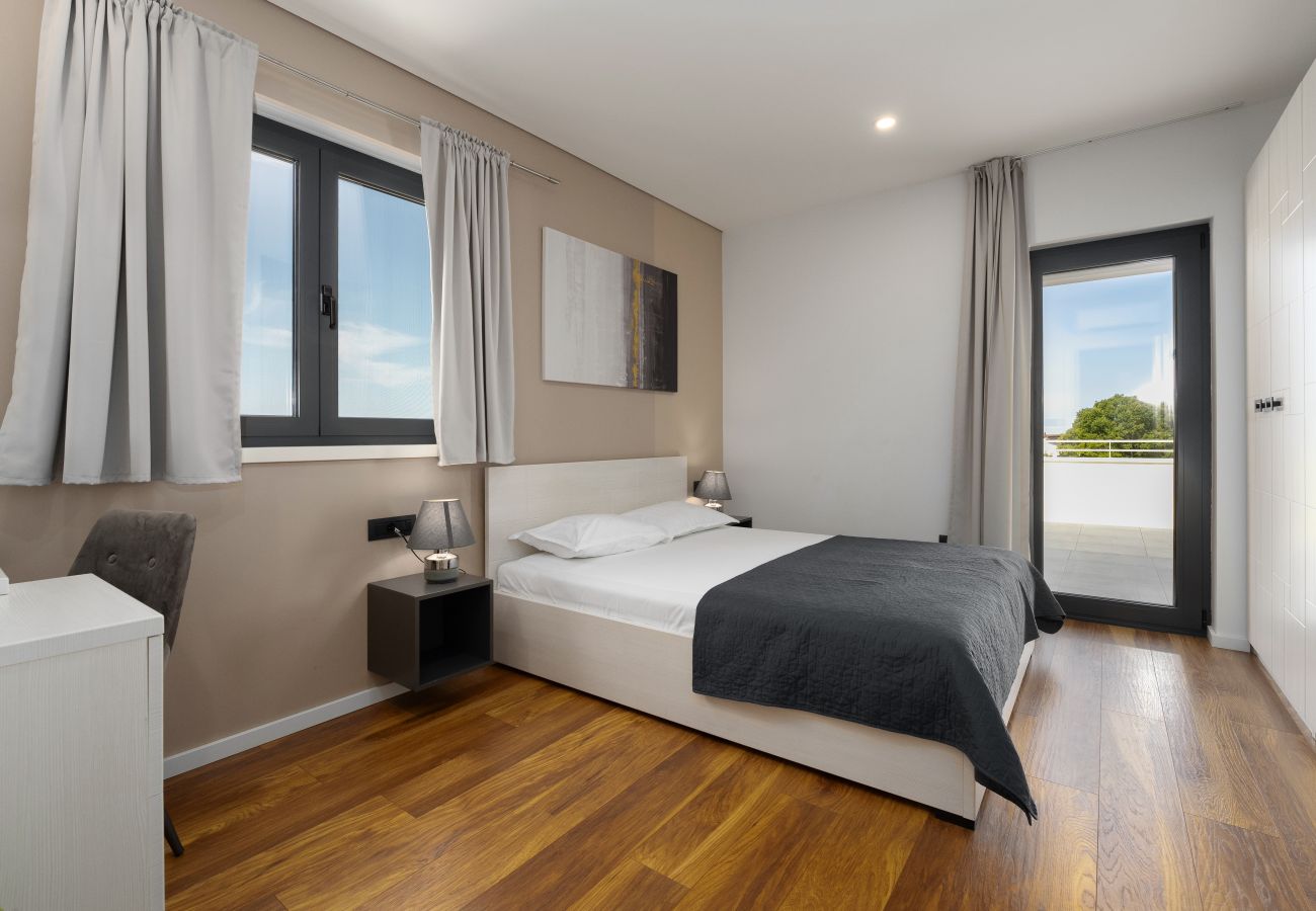 Вилла на Varvari - Villa Anni for 10 people in Porec with heated pool, sea view & kids room and playground