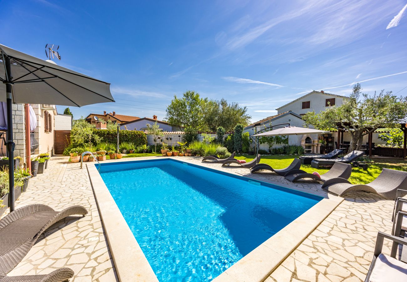 Вилла на Porec - Villa Mia & Iva for 6+2 people near Poreč with private pool & kids playground - pet friendly