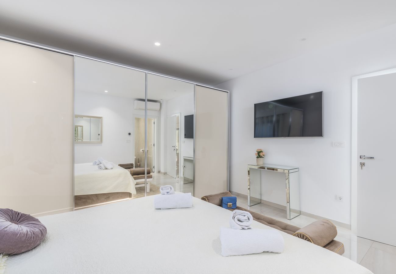 Вилла на Valentici - Villa Sara for 10 people near Novigrad with sea view and salt- water pool