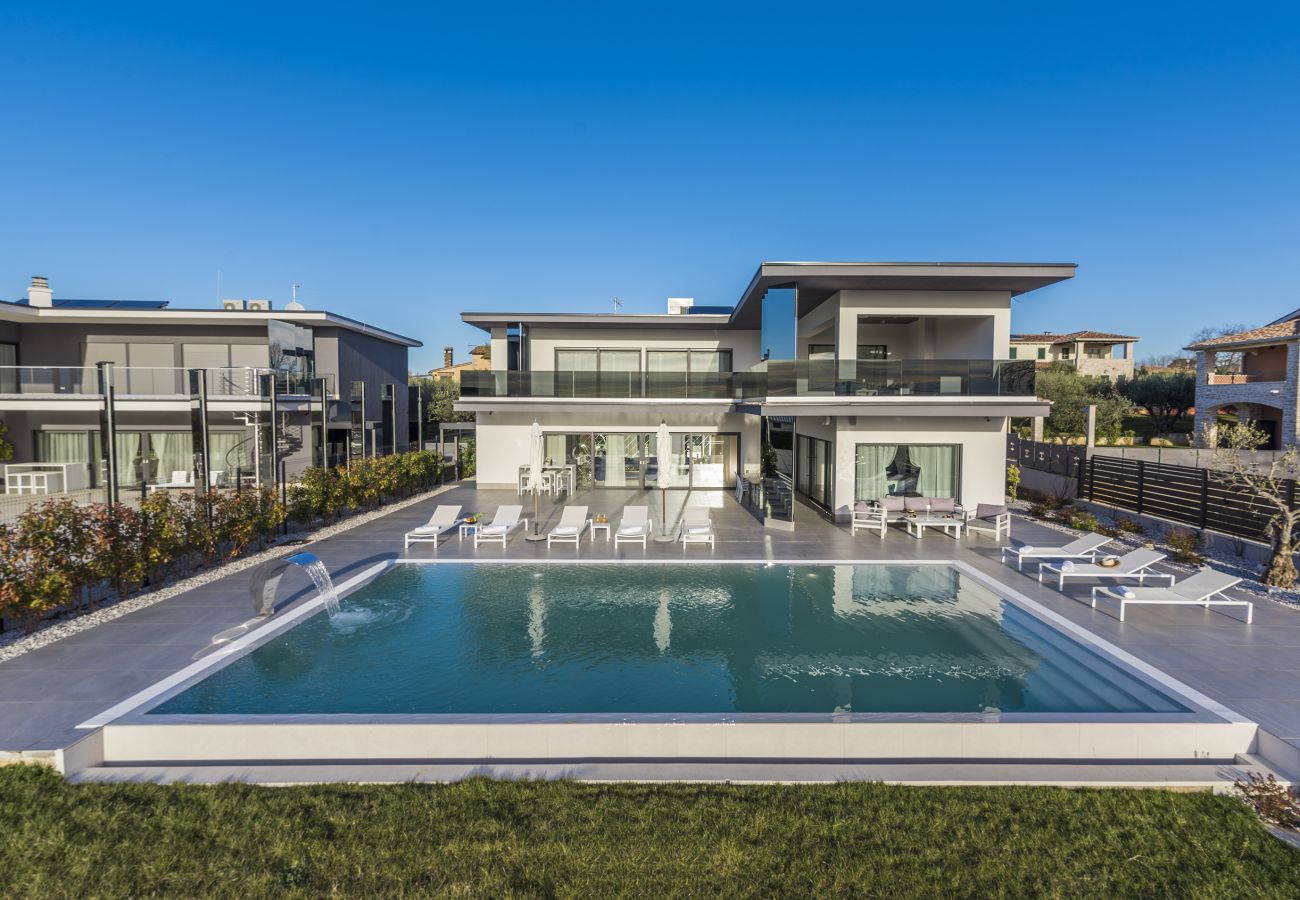 Вилла на Valentici - Villa Sara for 10 people near Novigrad with sea view and salt- water pool