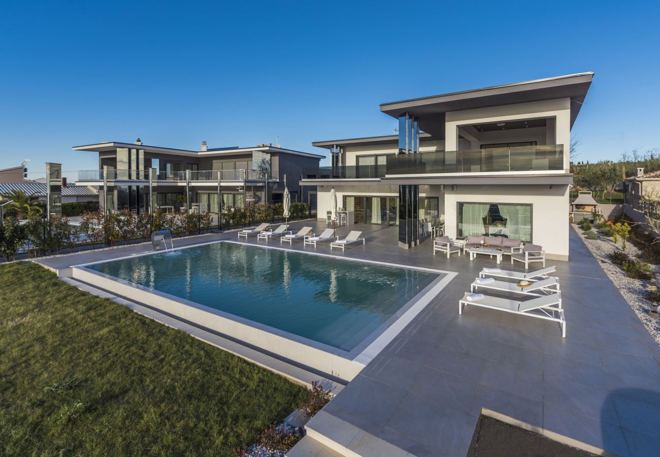 Вилла на Valentici - Villa Sara for 10 people near Novigrad with sea view and salt- water pool