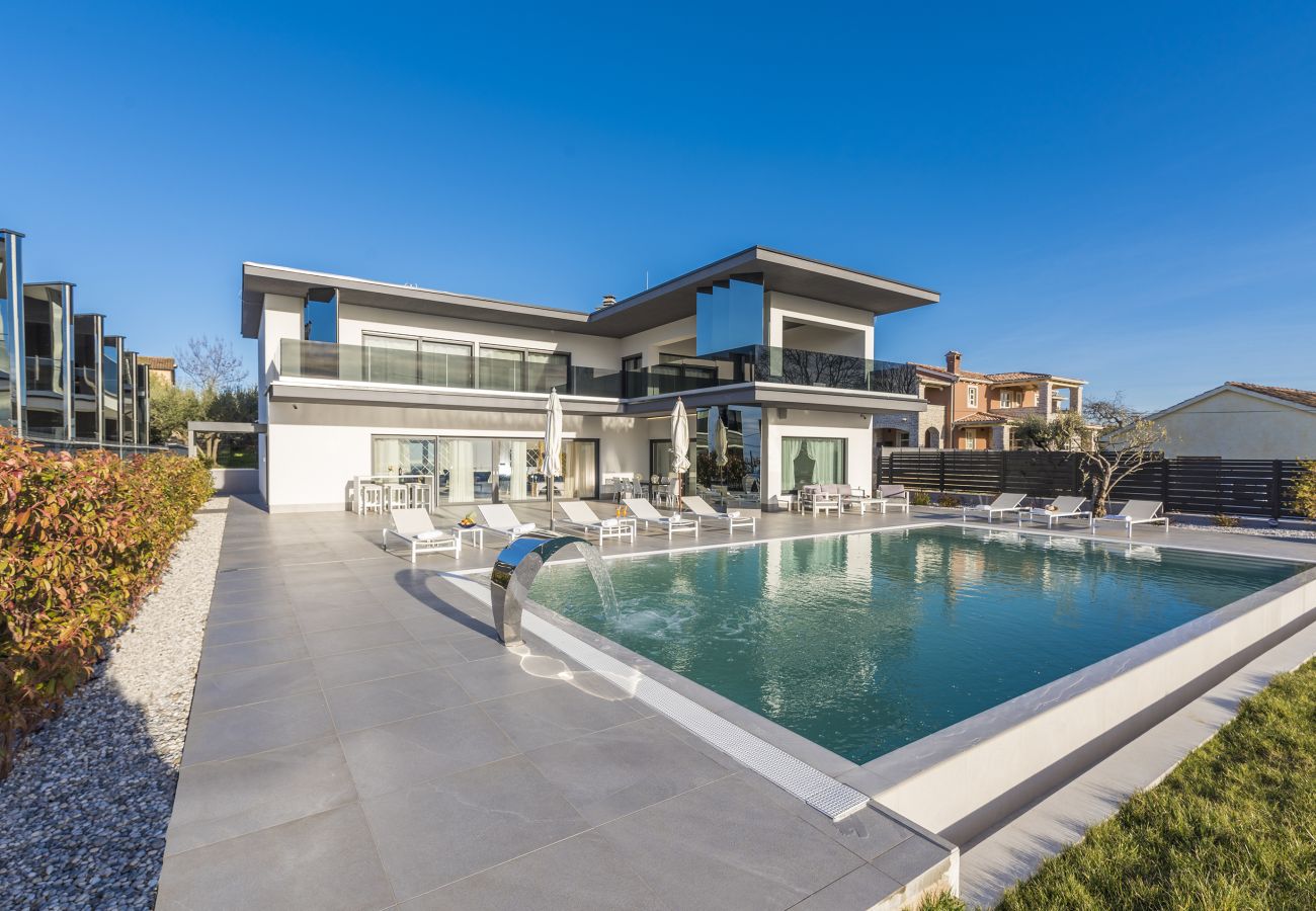 Вилла на Valentici - Villa Sara for 10 people near Novigrad with sea view and salt- water pool