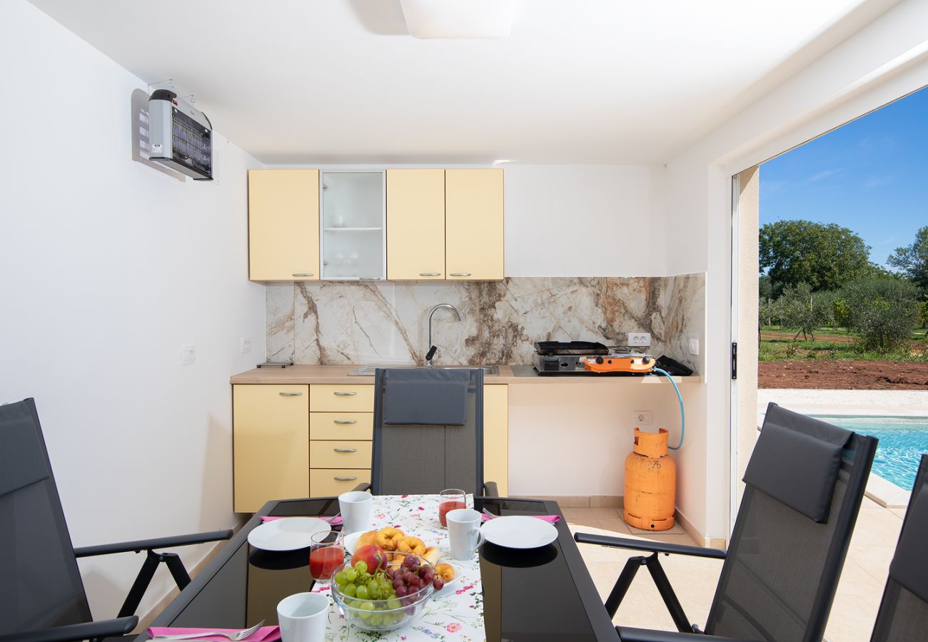 Вилла на Šišan - Villa Cvita for 2 people near Pula with private heated pool 