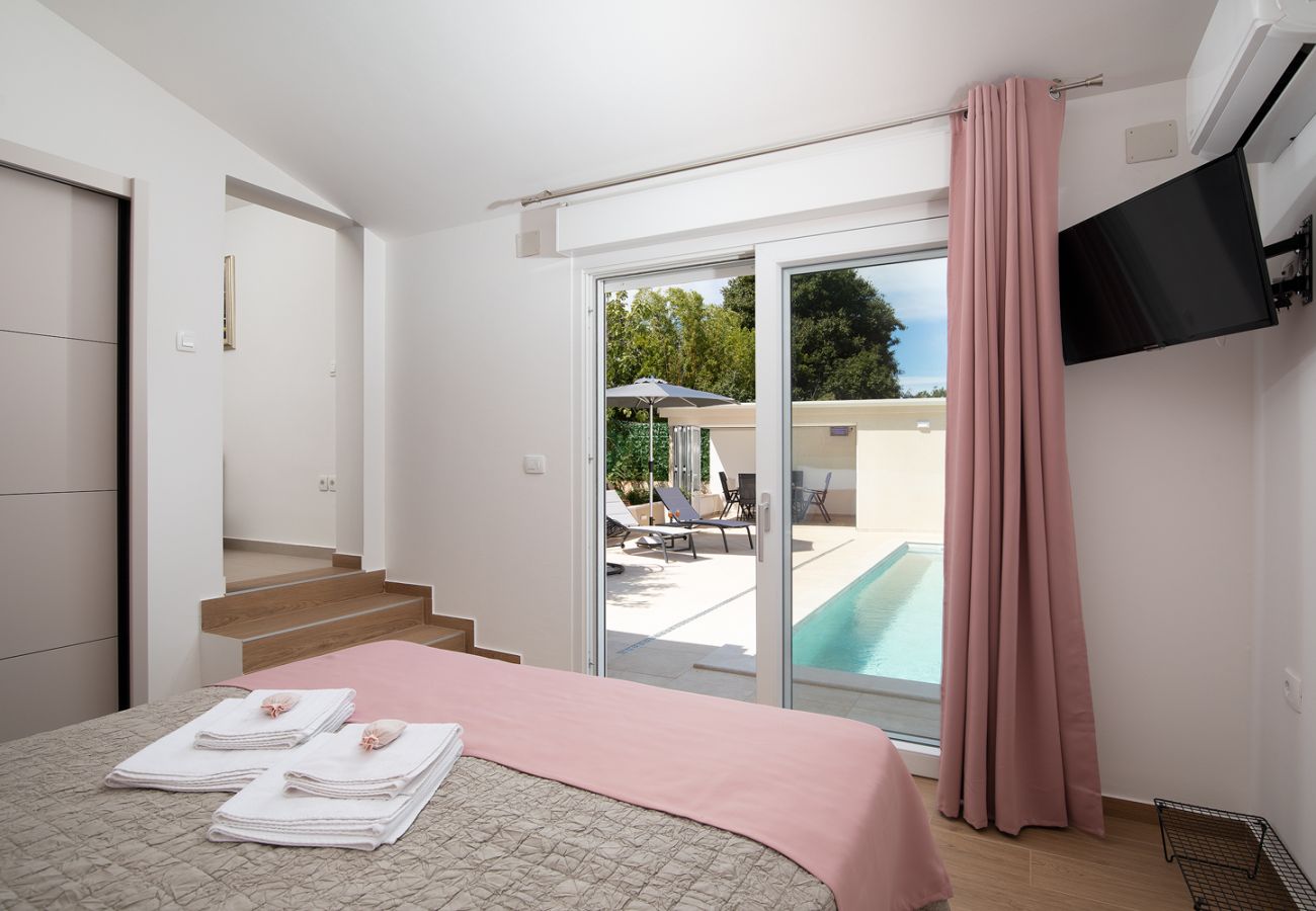 Вилла на Šišan - Villa Cvita for 2 people near Pula with private heated pool 