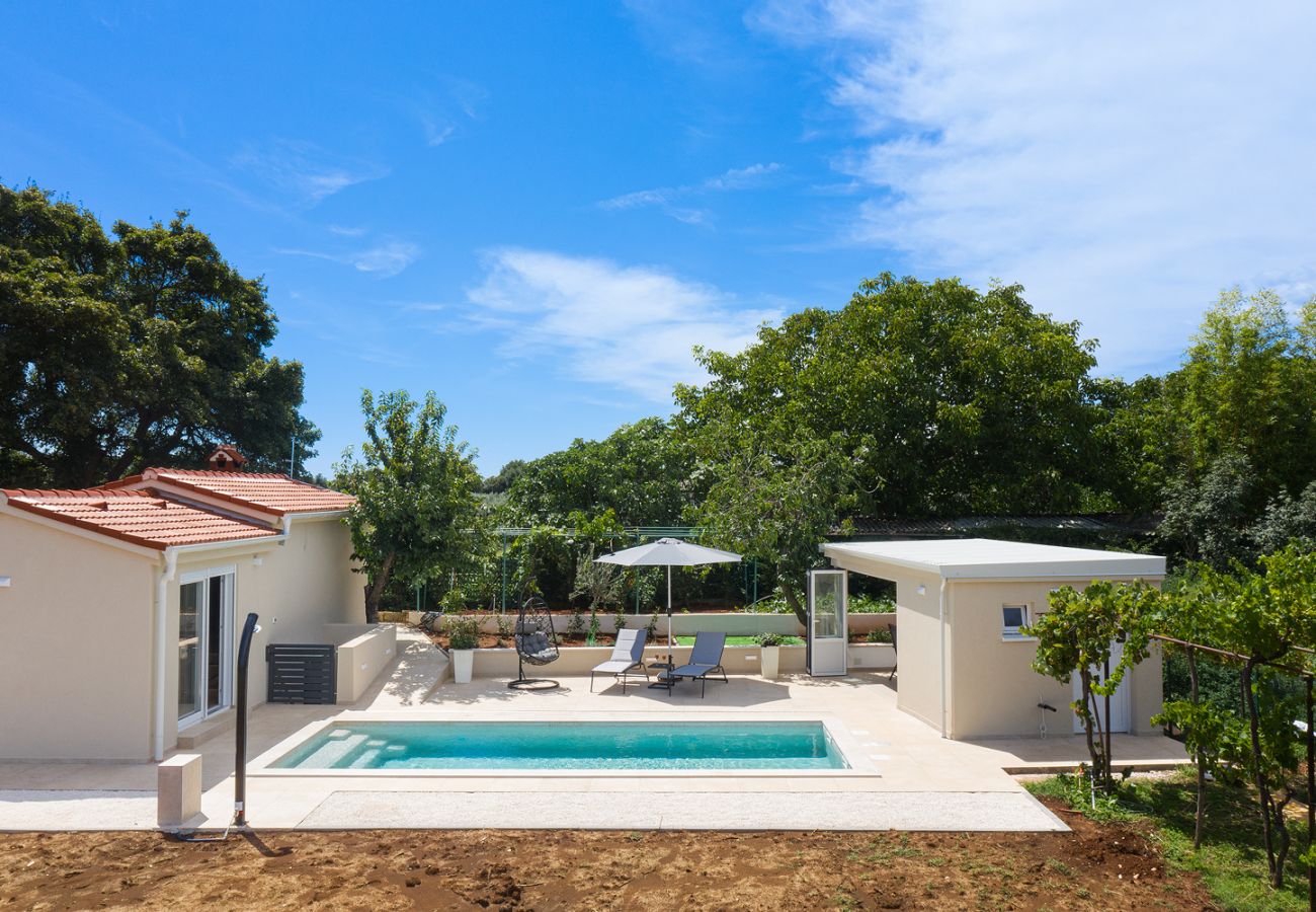 Вилла на Šišan - Villa Cvita for 2 people near Pula with private heated pool 
