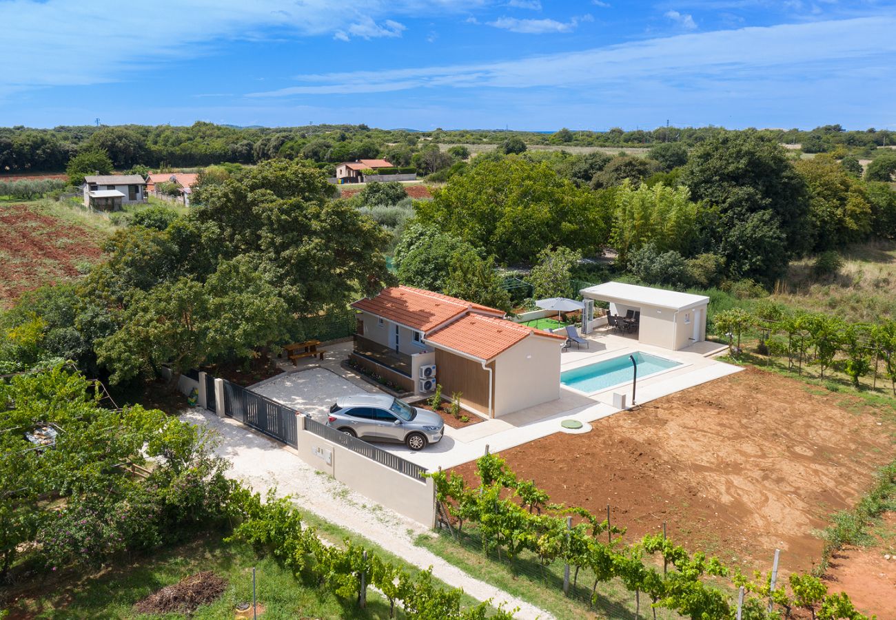 Вилла на Šišan - Villa Cvita for 2 people near Pula with private heated pool 