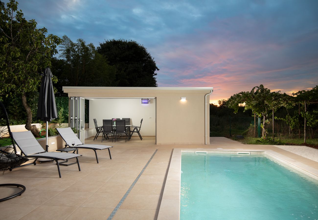 Вилла на Šišan - Villa Cvita for 2 people near Pula with private heated pool 
