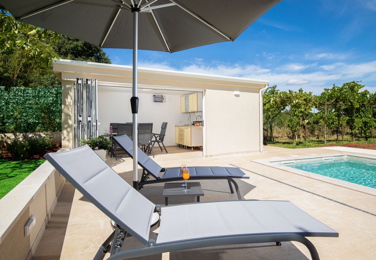 Вилла на Šišan - Villa Cvita for 2 people near Pula with private heated pool 
