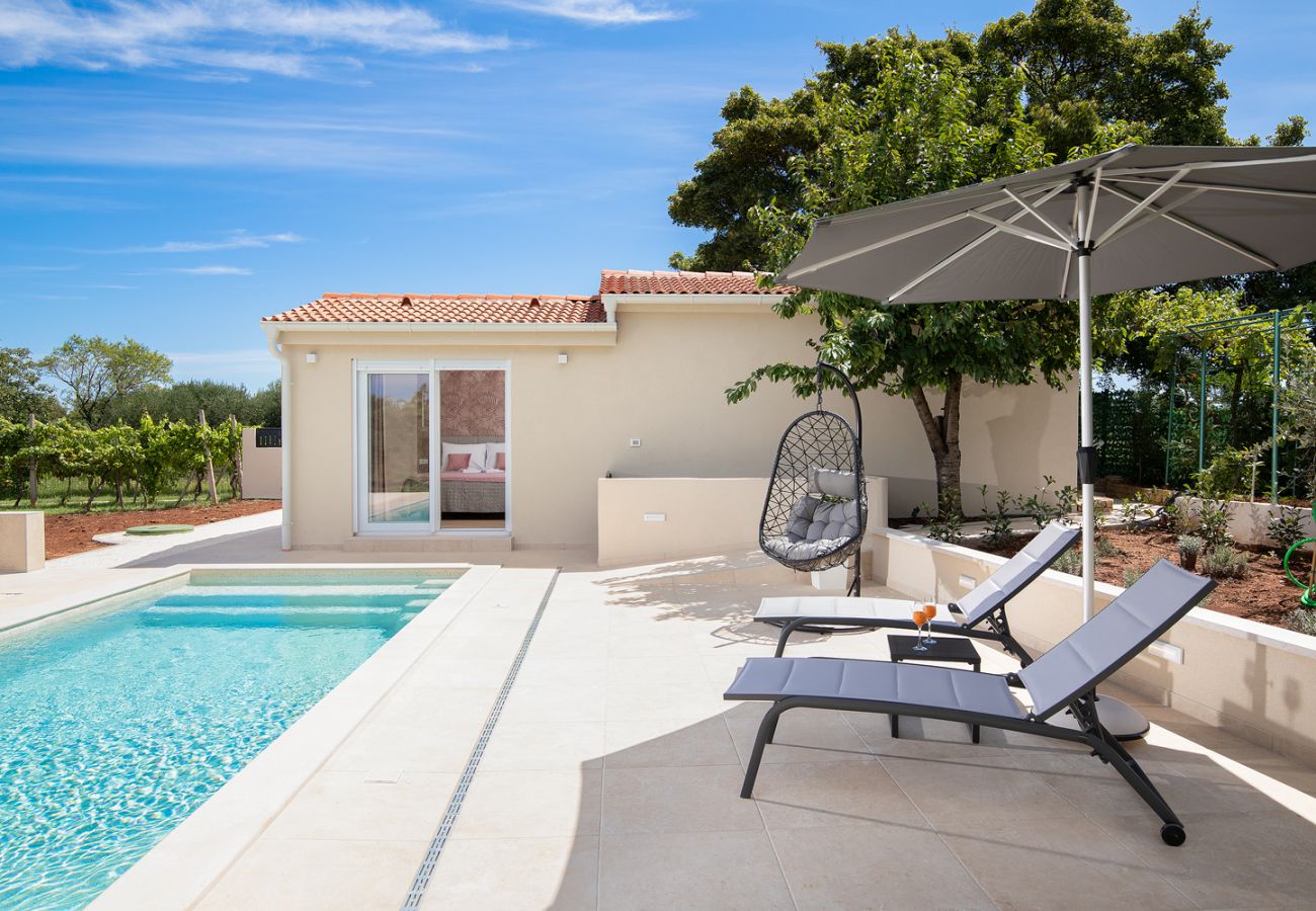 Вилла на Šišan - Villa Cvita for 2 people near Pula with private heated pool 