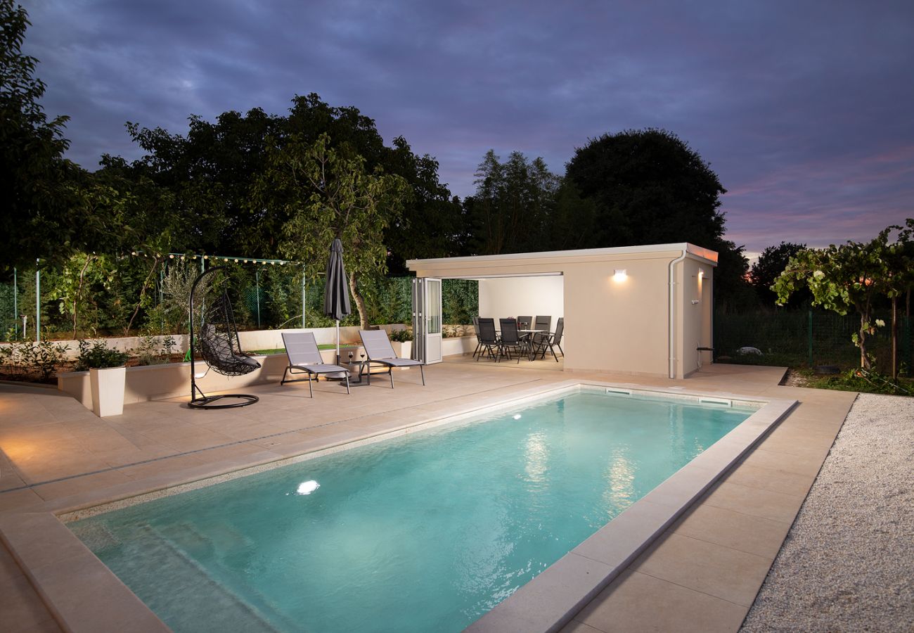 Вилла на Šišan - Villa Cvita for 2 people near Pula with private heated pool 