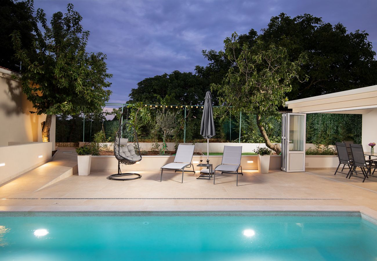 Вилла на Šišan - Villa Cvita for 2 people near Pula with private heated pool 