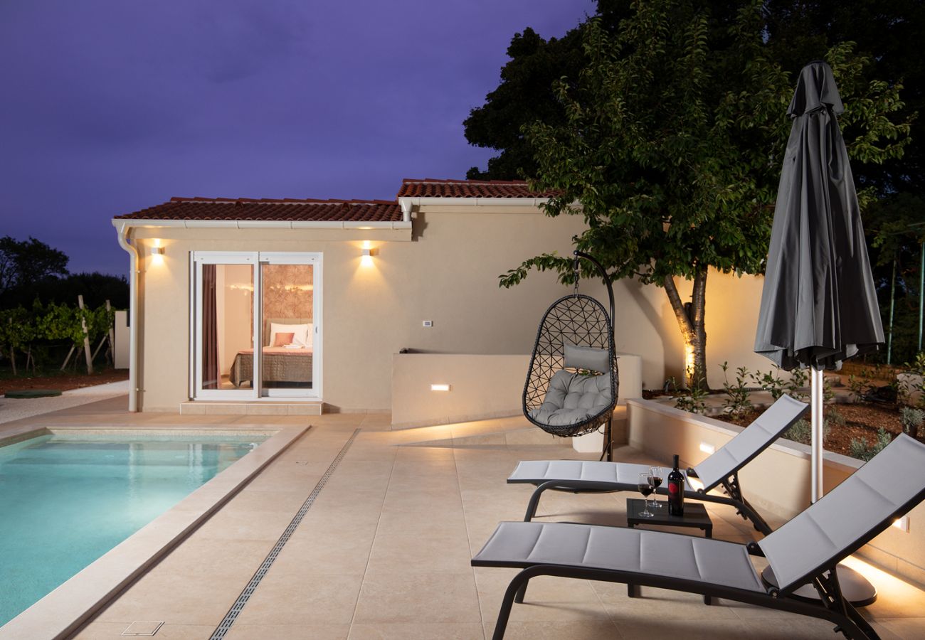 Вилла на Šišan - Villa Cvita for 2 people near Pula with private heated pool 
