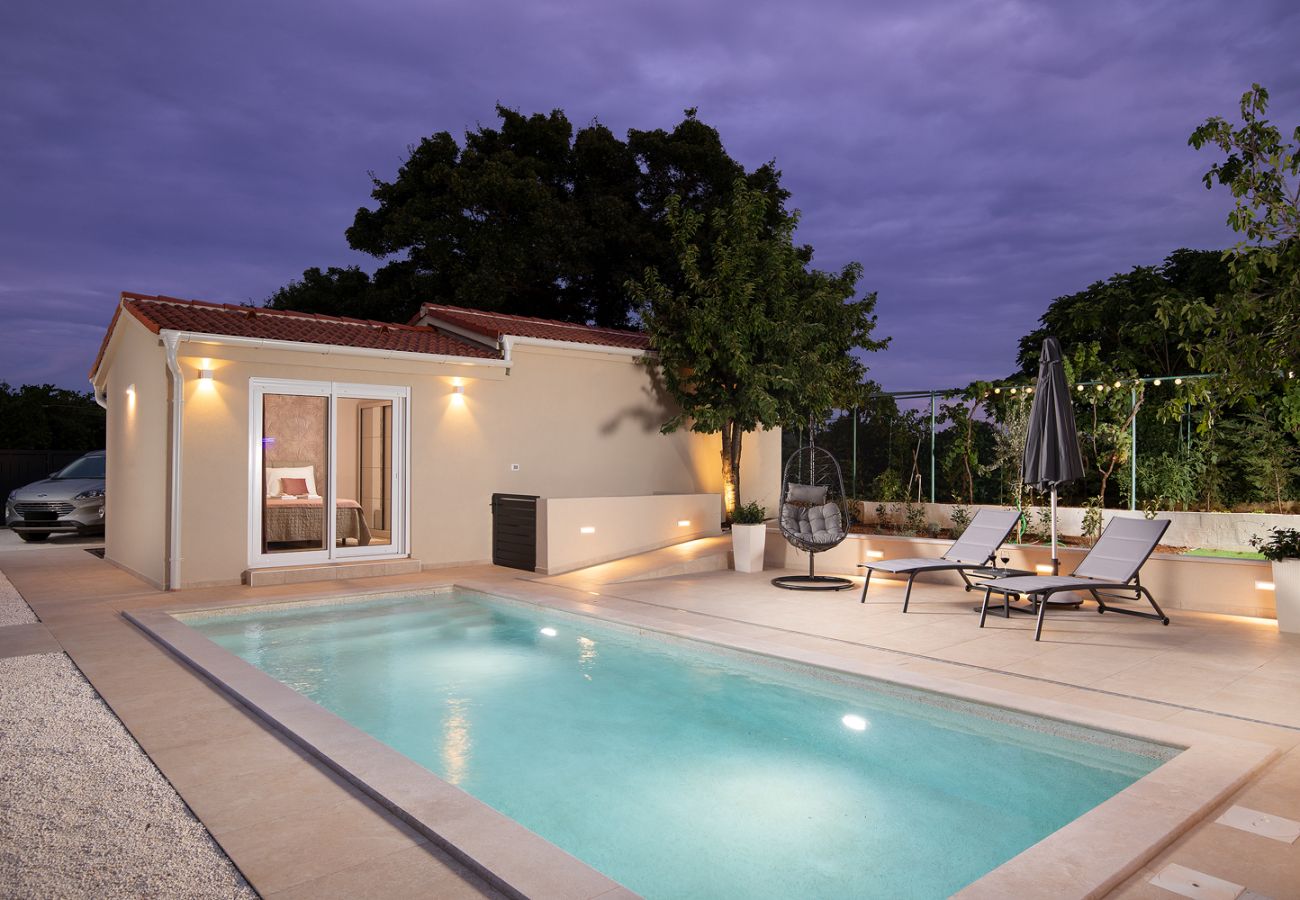 Вилла на Šišan - Villa Cvita for 2 people near Pula with private heated pool 