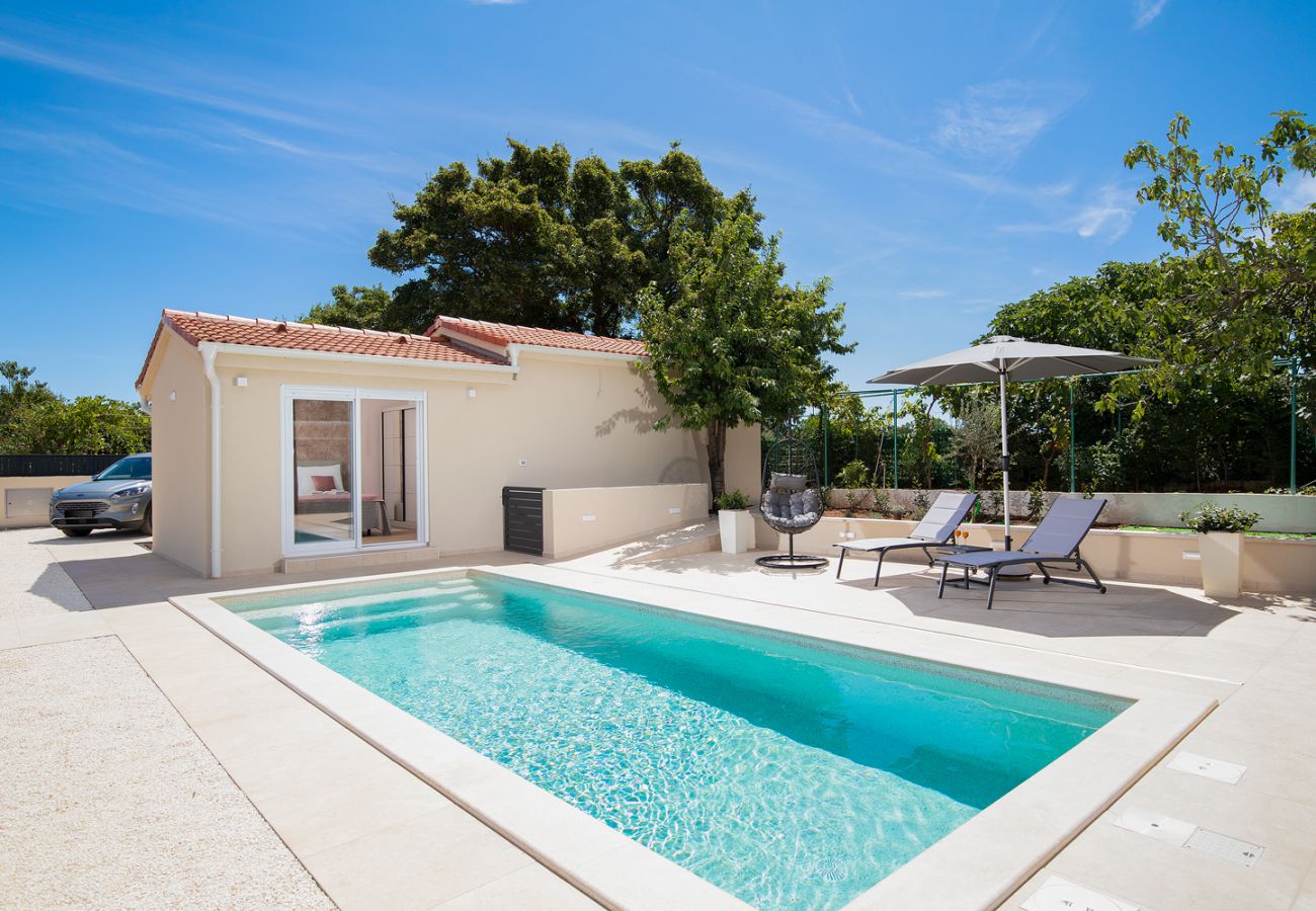 Вилла на Šišan - Villa Cvita for 2 people near Pula with private heated pool 