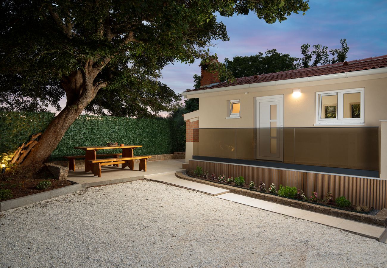 Вилла на Šišan - Villa Cvita for 2 people near Pula with private heated pool 