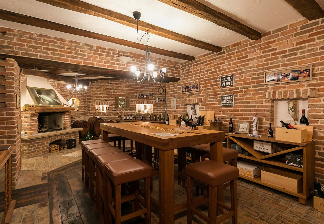 Вилла на Baderna - Villa Experience for 6 people with private heated pool & pet friendly
