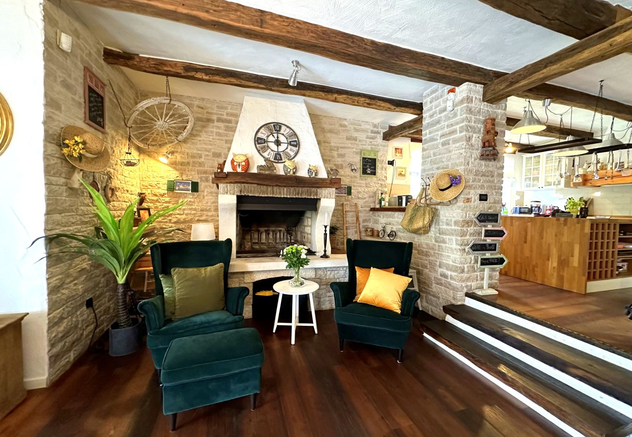 Вилла на Baderna - Villa Experience for 6 people with private heated pool & pet friendly
