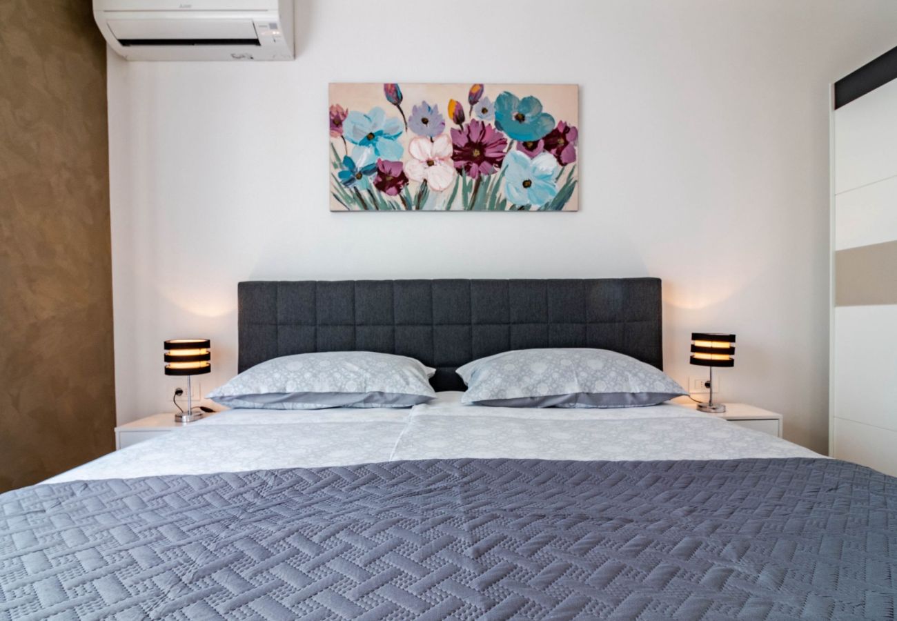 Вилла на Šarici - Villa Gloria for 6 people with private pool and children playground