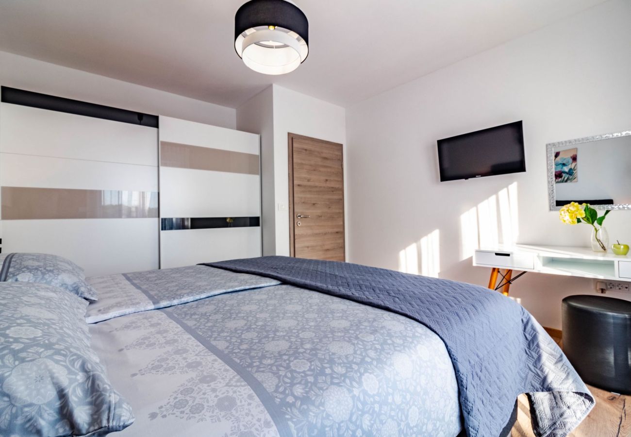 Вилла на Šarici - Villa Gloria for 6 people with private pool and children playground