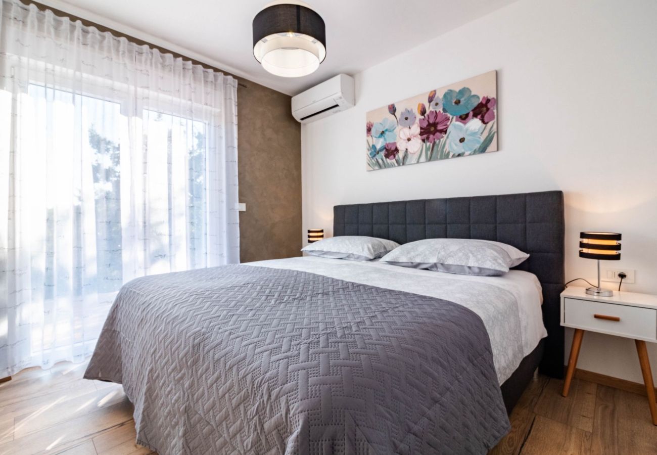 Вилла на Šarici - Villa Gloria for 6 people with private pool and children playground