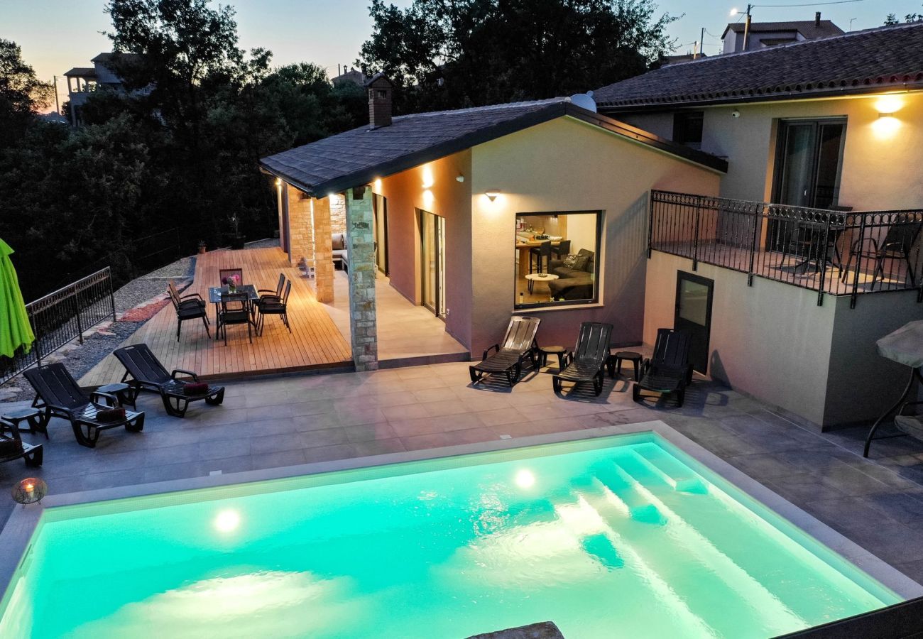 Вилла на Šarici - Villa Gloria for 6 people with private pool and children playground