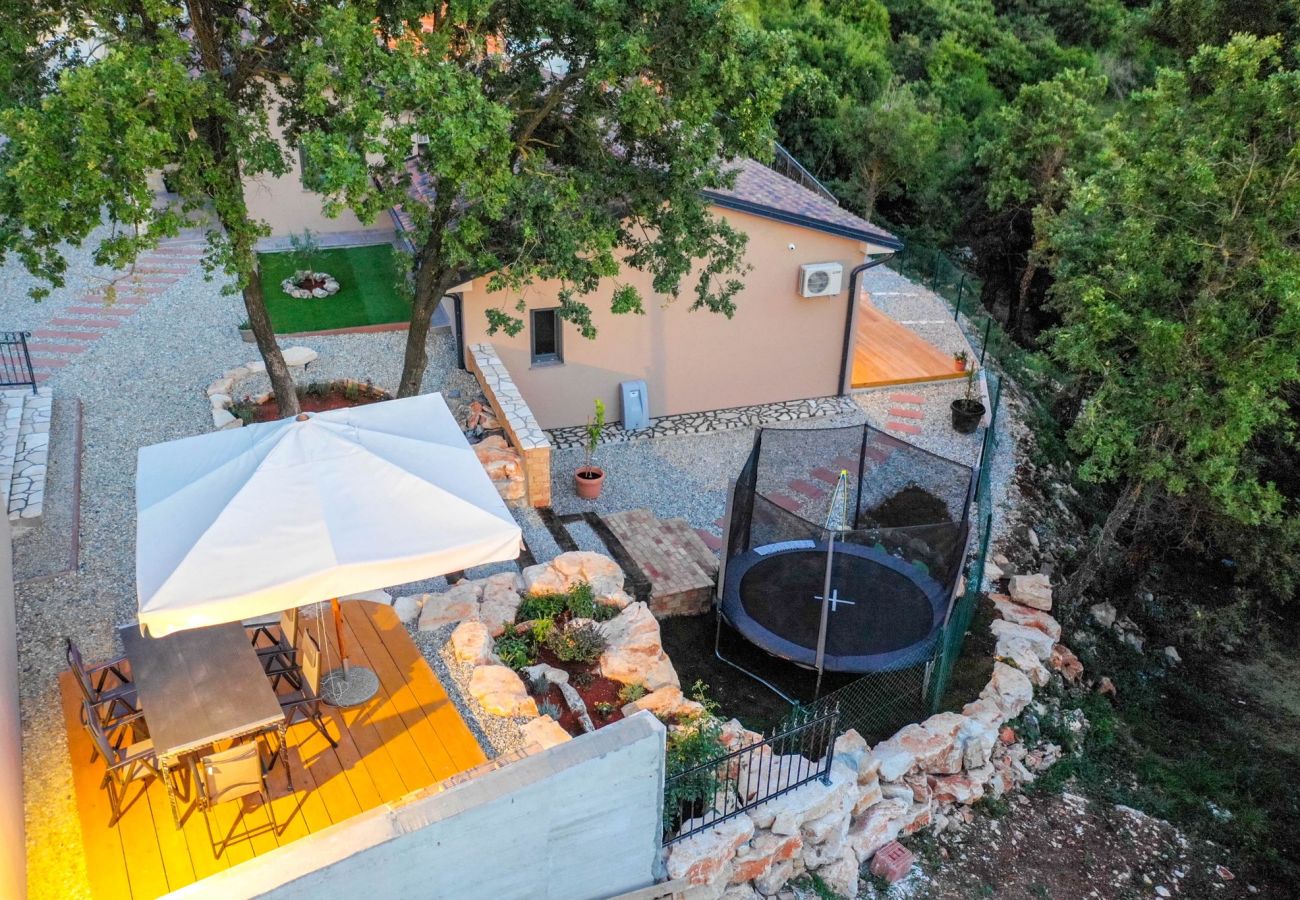 Вилла на Šarici - Villa Gloria for 6 people with private pool and children playground