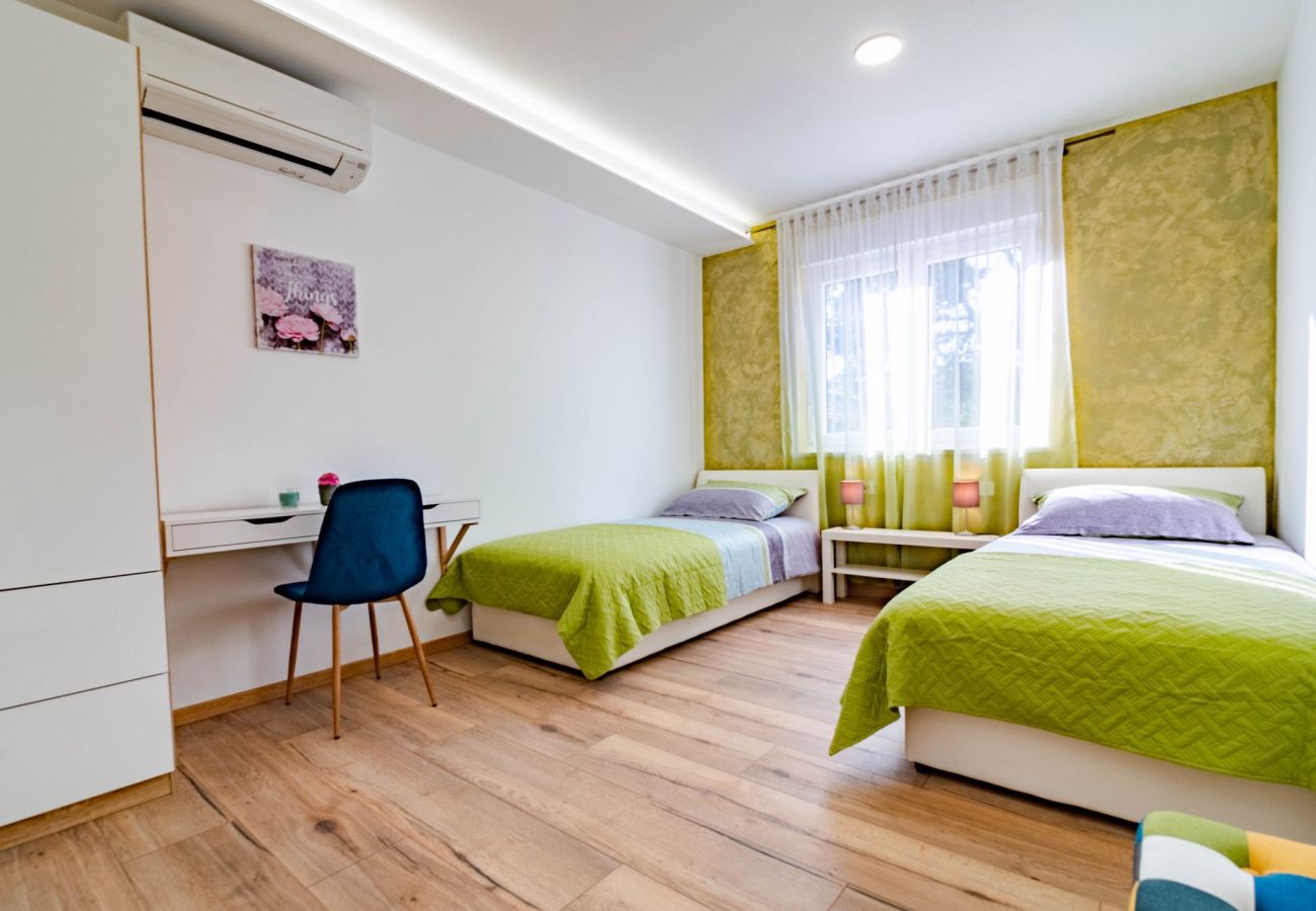 Вилла на Šarici - Villa Gloria for 6 people with private pool and children playground