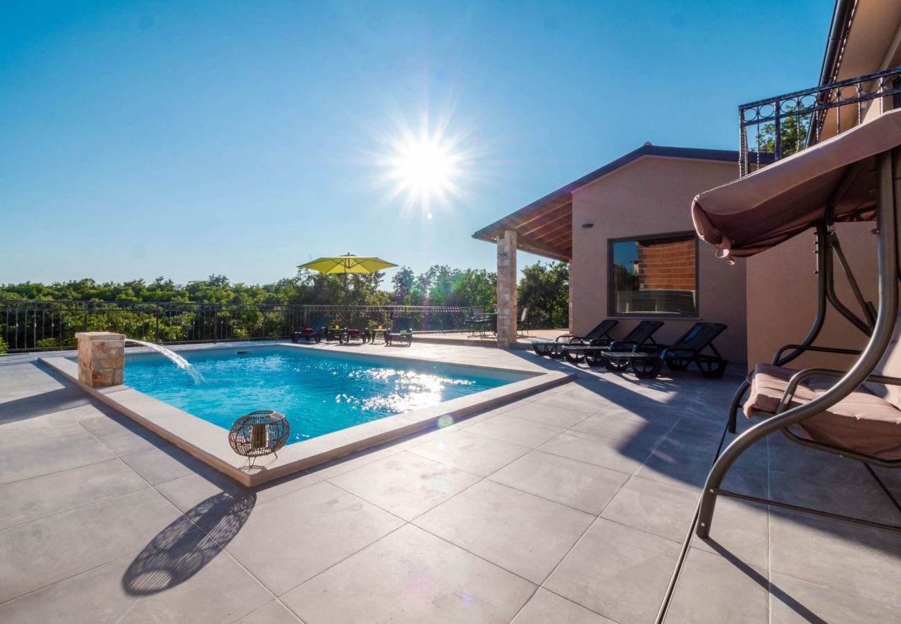 Вилла на Šarici - Villa Gloria for 6 people with private pool and children playground