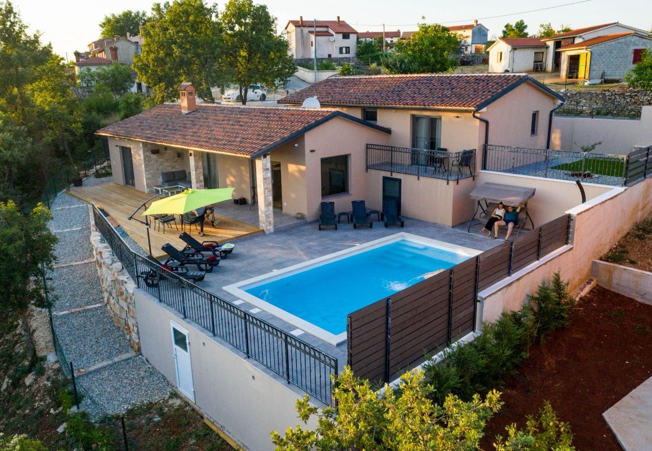 Вилла на Šarici - Villa Gloria for 6 people with private pool and children playground