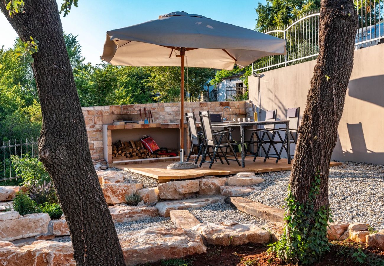 Вилла на Šarici - Villa Gloria for 6 people with private pool and children playground